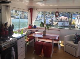 Super cute, cozy houseboat in great location!!!，位于索萨利托的船屋