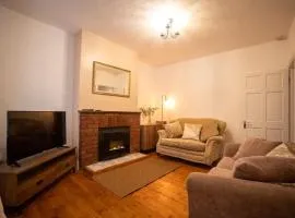Gloucester City - Birchmore House - 2 Bedroom End Terrace Property Near To City Centre & Hospital With On-Street Parking - Sleeps 5 - Great For Hospital Workers & Contractors - Hosted by RENTMYHOUSE