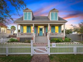 Coastal Cottage with Pool - Restoring Galveston，位于加尔维斯敦的家庭/亲子酒店