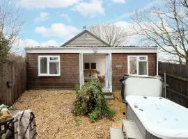 Meadow - Woodland Cottage with Private Hot Tub
