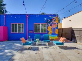 Artsy Long Beach Home with Patio 2 Mi to Downtown!，位于长滩的酒店