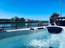 Gîte de charme au bord de la rivière avec spa