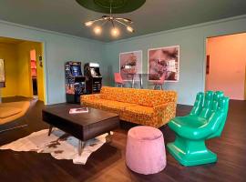 Chic 50s Time Capsule Downtown/OU Med/OK Capitol，位于俄克拉何马城的度假屋
