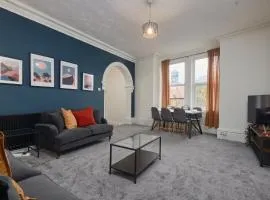 Large 4 bedroom flat, 5 mins to St James', parking