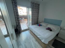 Torremolinos habitaciones privada en apartamentos compartidos，位于多列毛利诺斯的酒店