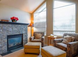 Thunder Ridge Chalet by Fernie Lodging Company，位于弗尼的酒店