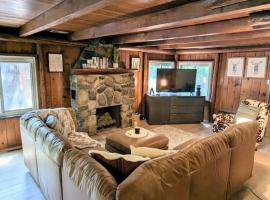 Rustic Escape in Greenwood Lake，位于West Milford的酒店