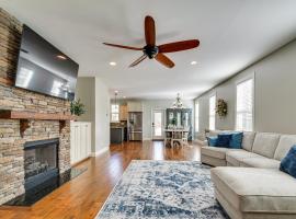 Spacious Home with Fireplace - Near Pinehurst Golf!，位于派恩赫斯特的酒店