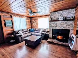 Cozy Cub Log Cabin - Year Round Tranquil Beauty，位于派托普湖畔的酒店