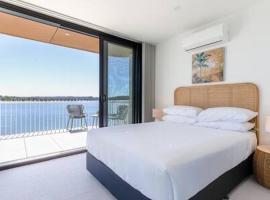 Lavish Coastal 2-Bed with Stunning Ocean Views，位于巴特曼斯贝的酒店
