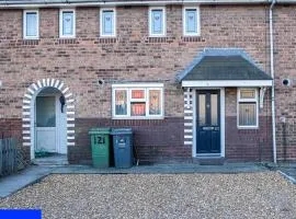 2ndHomeStays-Walsall- A Charming 3-Bed Home with Landscape View - Suitable for Contractors and Families -Large Parking for 3 Vans - Sleeps 7- 7 mins to J10 M6 and 21 mins to Birmingham