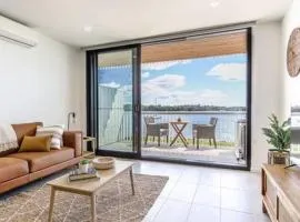 Elegant Bay Side 1-Bed Apartment with Views