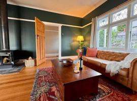 Renovated Cottage Near Cataract Gorge Launceston，位于Royal Park的酒店