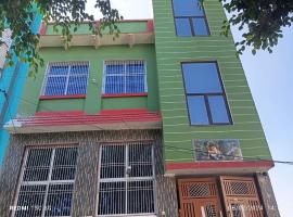 RADHA APARTMENTS Stay，位于Govardhan的酒店