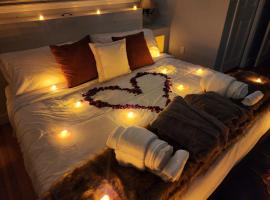 Hot Tub, Electric Bikes, Solo Stove, Projector, Smores，位于马布尔黑德的酒店