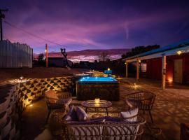 Luxury Joshua Tree Retreat w/ Hot Tub, BBQ & Games，位于约书亚树的酒店