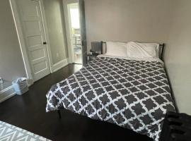 HomeStay B&B in Boston - 3 locations in Dorchester，位于波士顿的酒店