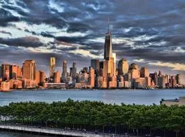 Cozy apartment with city skyline. Easy commute midtown Manhattan.