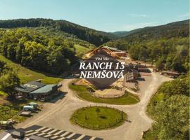 Ranch 13 - Western a kone，位于Nemšová的酒店