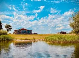 The Angel - Luxury Lakeside Lodge