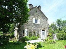Cottage in Auvergne near Puy Mary，位于LʼHôpital的酒店