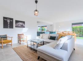 Beautiful 4 bedroom house with parking and garden，位于瓦斯凯勒的酒店