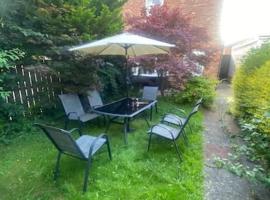 2 bed full house with private summer garden，位于Elswick的酒店