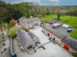 Marianne Cottage，位于RáistínBallinlough Castle Golf Club附近的酒店