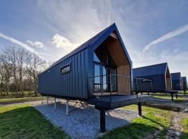 Wad & Loft unieke paalwoning vlakbij de Waddenzee，位于Pietersbierum的别墅