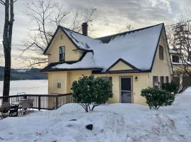 Waterfront home on Squam Lake，位于霍尔德内斯的度假屋