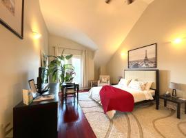 Stunning Rooms in Townhouse across the Beach，位于多伦多Toronto East General Hospital附近的酒店