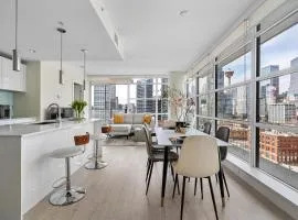 Luxury Corner Unit DT w Tower Views! Near Stampede, BMO Centre! FREE Banff Pass, Parking, Wine!