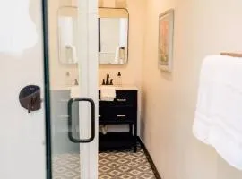 Speakeasy Queen Suite (Rm 7)