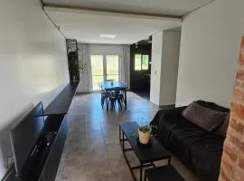 Casa J moderna con amplio jardín en barrio de profesionales
