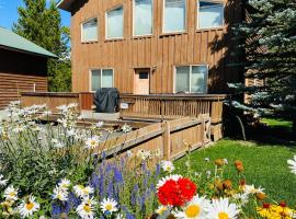Island Park Retreat - 22 Miles to West Yellowstone - Air Condition - Wifi - Large Deck - Large soaking tub - Smart Tvs，位于Rea的度假屋