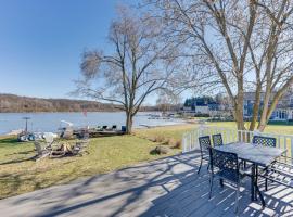 Lakefront Highland Home with Dock about 2 Mi to Milford!，位于Highland的度假屋