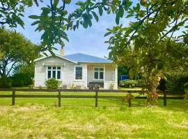 Big Fully Equipped 3BRM Quiet Farm House Near Beach & 12 min to Town