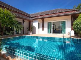 Tropical 3BR Pool Villa Prima, just 5min Drive to NaiHarn and Rawai Beach，位于拉威海滩的酒店