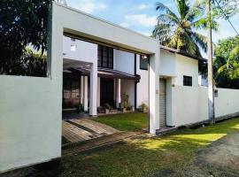 Colombo Villa Near Bolgoda Lake 5 Bed 2.5 Bath，位于皮利亚恩达拉的酒店