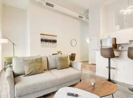 CozySuites - 1BR with Direct Skybridge Access #1