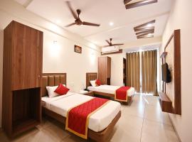 Hotel Rays Inn and Pegs Family Restaurant，位于Dharmastala的酒店
