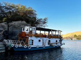 Houseboat Hotel and Nile Cruises Zainoba，位于Nag` el-RamlaKitchener's Island附近的酒店