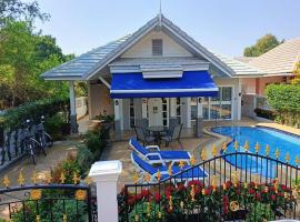 Beautiful Villa with private pool in Cha-Am，位于Ban Sahakham的别墅