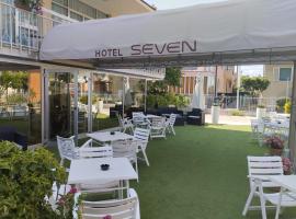 Hotel Seven，位于里米尼托雷·佩德拉的酒店