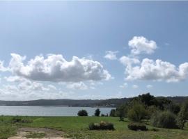Gîte de Goasquelliou - Vue mer et parking privé，位于Hôpital-Camfrout的酒店