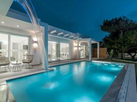 Cavo Mare Mirazur Luxury Retreat with private pool，位于普莱诺斯的别墅
