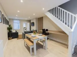 'Weston House' Newly Renovated Family and Workspace Business Cosy Home in Runcorn, Cheshire ENTIRE HOUSE