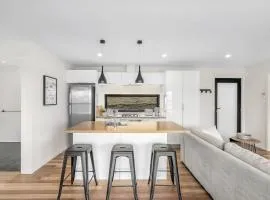 Modern and Scenic Valley Escape