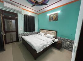 Radhika kunj guest house，位于范兰德凡的带按摩浴缸的酒店