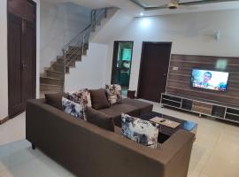 2 BR Serviced Holiday Home Near Lahore Ring Road，位于拉合尔的酒店